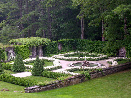 drawing attention to a landscape feature with borders bordering a focal point within a landscape