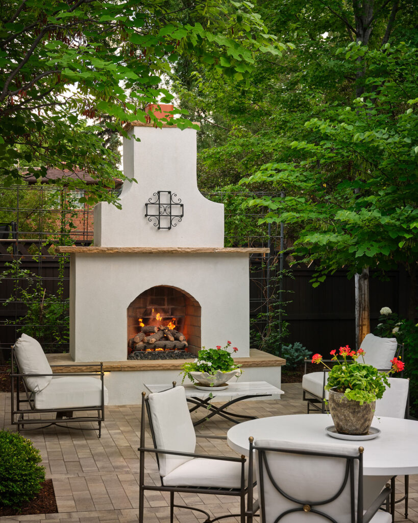 Outdoor fire pit